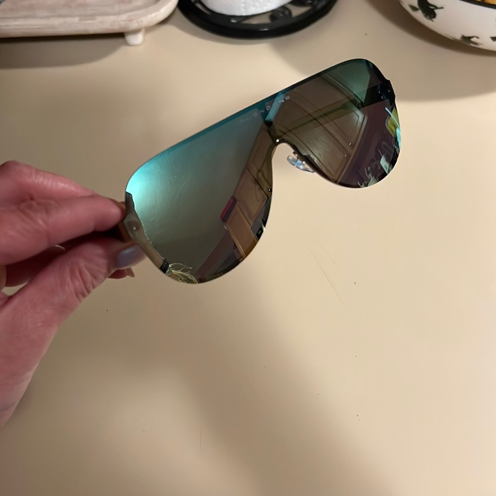 BNIB- Blenders Eyewear Falcon Awesummer.